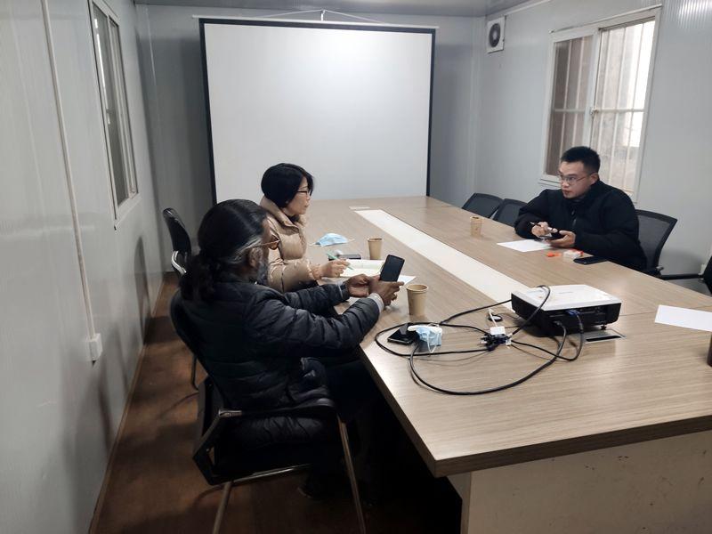 國(guó)外客戶來(lái)我廠考察，試駕奔馬小型壓路機(jī)