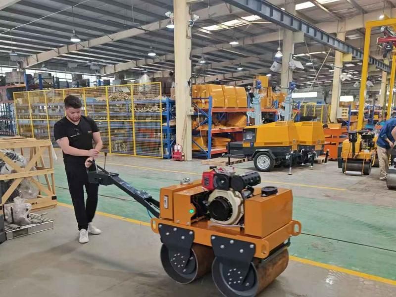 國外客戶來我廠參觀考察小型壓路機、移動照明車等產(chǎn)品